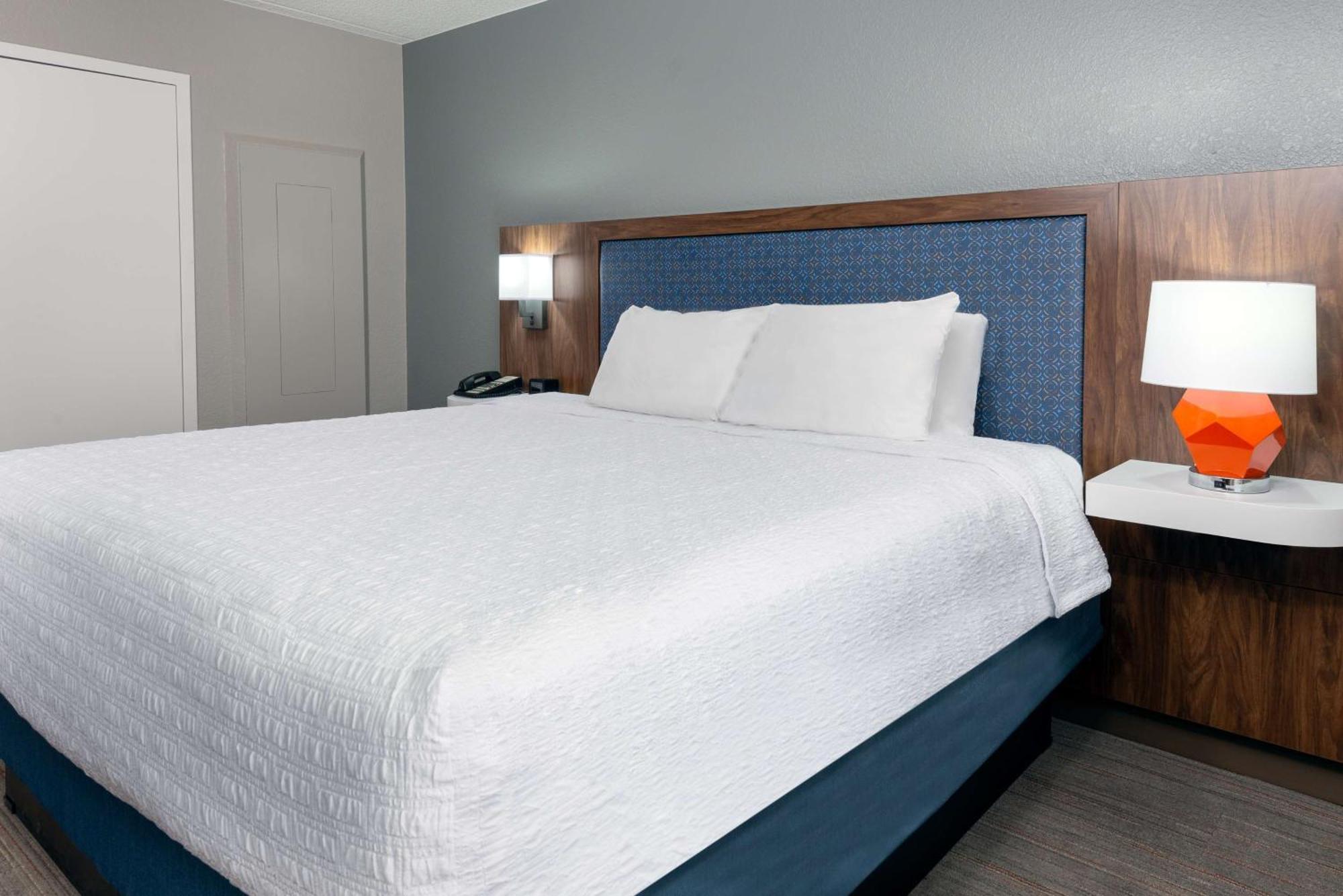 Hampton Inn & Suites Charlottesville At The University Exterior photo