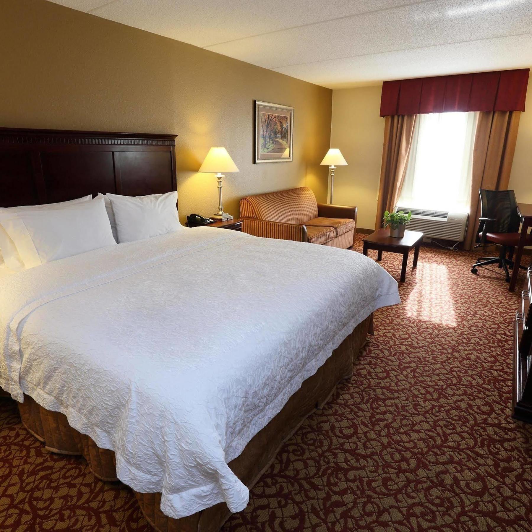 Hampton Inn & Suites Charlottesville At The University Exterior photo